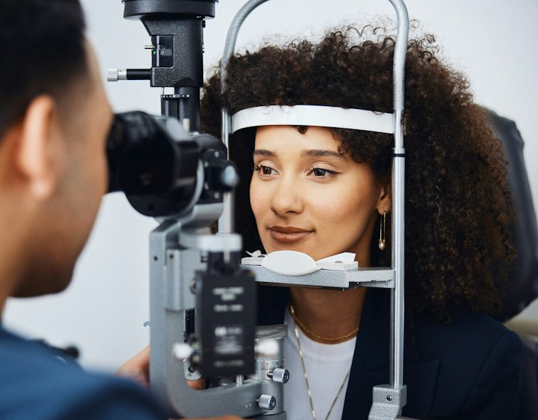 A patient undergoing diagnostic corneal imaging before LASIK