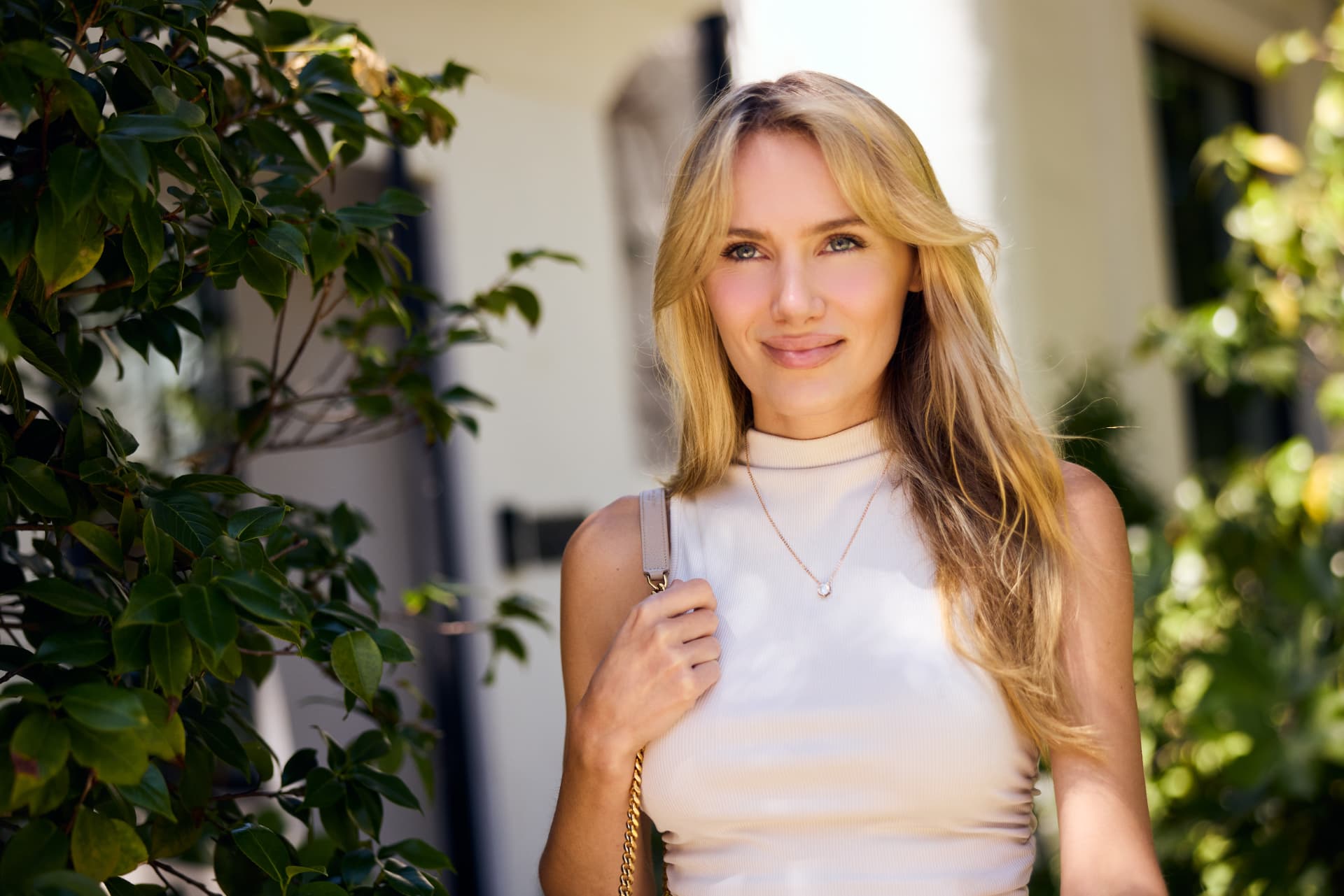 Patient outdoors in Los Angeles without glasses after EVO ICL vision correction